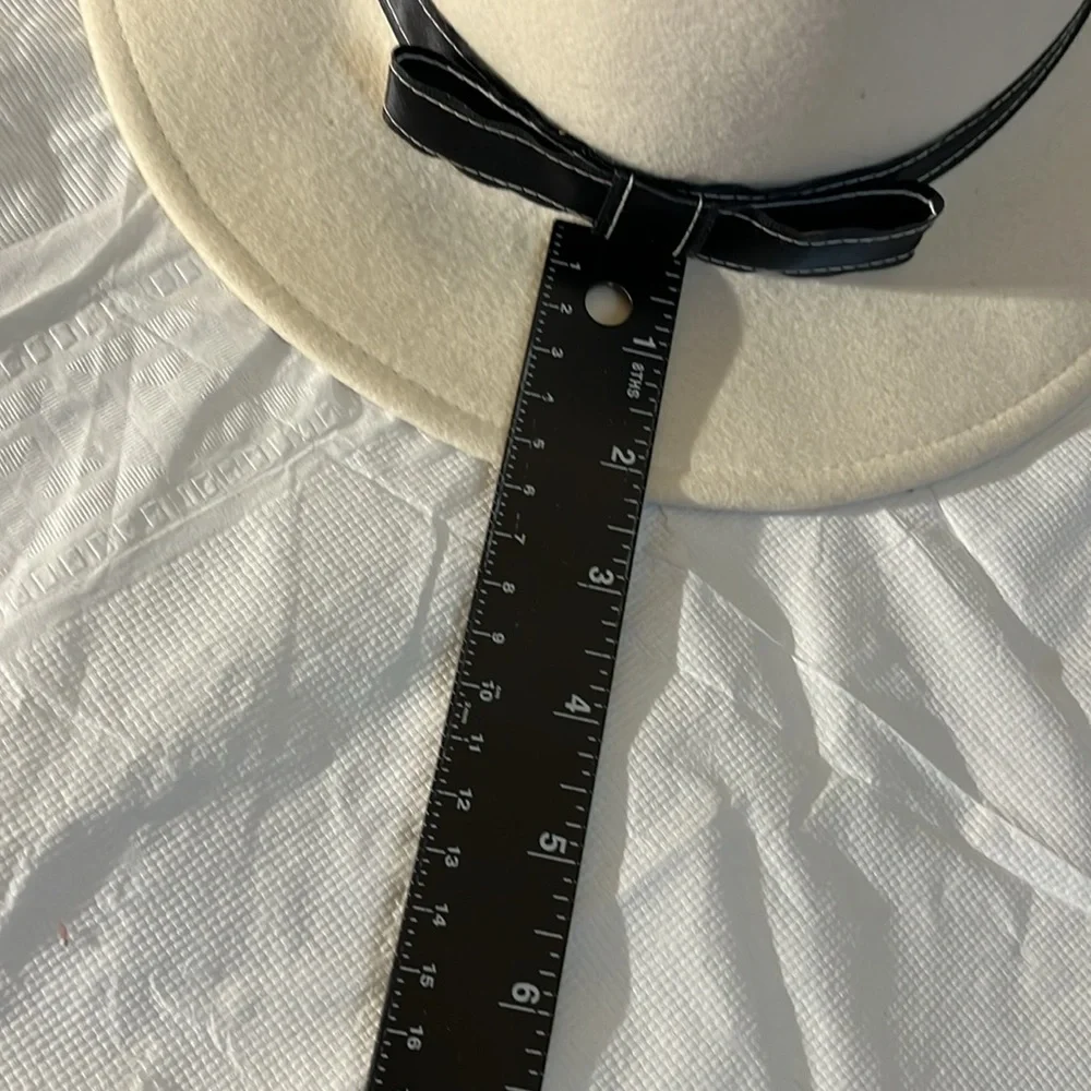 COUNTER-FIT ivory felt fedora with very dark navy or black ribbon one size
